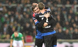 Sebastian Schonlau (r.) und Luca Kilian freuen sich über den Sieg des SCP. - picture alliance/dpa