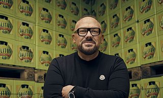 CEO Andreas W. Herb vor Salitos-Kisten im Lager seines Paderborner Unternehmens MBG. - MBG