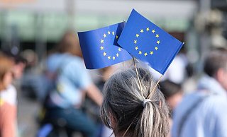 In Leipzig hieß es «Hand in Hand für Demokratie und Menschenrechte». Auch hier kamen zahlreiche Menschen um ein Zeichen gegen Rechtsextremismus zu setzten. - Sebastian Willnow/dpa