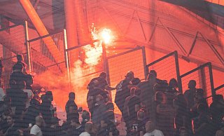 Ein Feuerwerkskörper wird von Eintrachtultras aus ihrem Block geworfen. - Sebastian Gollnow/dpa