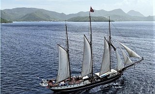 Malerische Kulisse: Die "Regina Maris" vor der Küste von Martinique. Das Bild haben die jungen Segler selbst aufgenommen - mit der Drohne. - privat