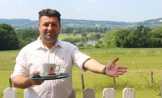 Gastronom Mahmut Akman auf der Sonnenterasse des Steinkrugs mit dem überwältigenden Blick auf Höxter und das Wesertal. - Burkhard Battran
