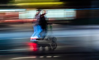 Zwei junge Leute fahren gemeinsam auf einem E-Scooter durch die Stadt. Das machte die Polizei auf sie aufmerksam. - Symbolfoto: Wolfram Steinberg / dpa