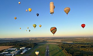 Aus ganz Deutschland und aus anderen Nationen sind die Ballonfahrer zur Montgolfiade nach Warstein gereist. Der Start am Airport ist der einzige außerhalb des sauerländischen Festivalgeländes. Bevor sich für die Teams das Tor zum Vorfeld öffnet, werden Personen und Ladung durch Sicherheitspersonal kontrolliert. - Jens Reddeker