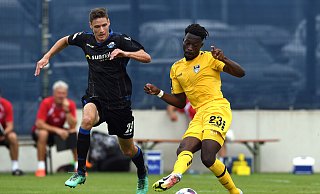 Paderborns neuer Mittelfeldmann Maximilian Tahlhammer (l.) kommt in dieser Szene gegen Uerdingens Haktab Traore etwas zu spät. - Ulrich Petzold