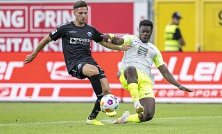 SCP-Innenverteidiger Marcel Hoffmeier (l.) klärt in dieser Szene gegen Lauterns Neuzugang Ragnar Ache. In zwei Kopfballduellen aber avancierte der FCK-Stürmer zum Matchwinner. - picture alliance/dpa