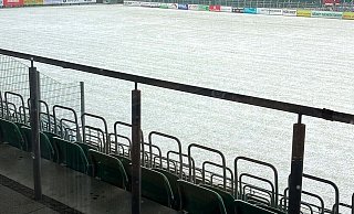 Weiß statt grün: So sieht es aktuell im Häcker Wiehenstadion aus. - SVR
