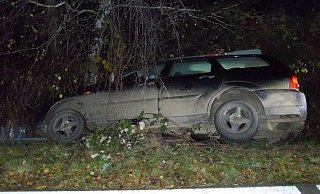 Der Ford-Fahrer kam nach rechts von der Straße ab und landete im Graben. - Polizei Minden-Lübbecke