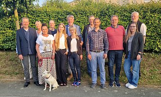 Duese Männer und Frauen haben sich am 16. Juni in Lichtenau zur Gründungsversammlung der neuen Wählergemeinschaft "Engagement & Verantwortung vor Ort" getroffen. Martin Gödecke (6. v. l.) ist ihr Vorsitzender. - Wevo
