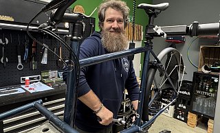 Michael Maikel Holzweißig in seiner Werkstatt: Der 43-Jährige hat Freude daran, kaputte Fahrräder wieder in die Spur zu bringen. - mika Michael Maikel Holzweißig in seiner Werkstatt: Der 43-Jährige hat Freude daran, kaputte Fahrräder wieder in die Spur zu bringen. - mika