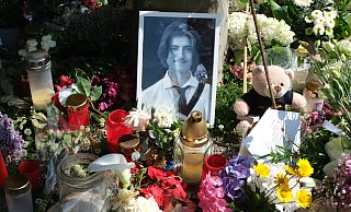 Vor den Kurhausterrassen haben Menschen Hunderte Blumen und Andenken an Philipos T. niedergelegt. - Ulf Hanke