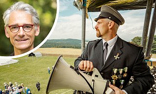 Danny Riediger (.) spielt den Gefängnis-Direktor beim christlichen Zeltlager in Extertal. Die Szenerie gleicht auf den ersten Blick einem Hochsicherheitstrakt. Thomas Warnke, Theologischer Kirchenrat der Lippischen Landeskirche, hält Rollenspiel, die Angst auslösen könnten, für fragwürdig. - Fotorechte: Gemeinde am Grasweg Lemgo/ Lippische Landeskirche, Montage: LZ