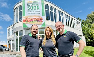 Waldemar Gett (l.) und Viktor Gett (r.) präsentieren gemeinsam mit Area-Managerin Ria Moschidou den neuen Standort ihrer „Subway“-Filiale an der Detmolder Straße. - Stefan Becker