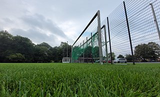 Der Sportplatz an der Kilver Straße soll eingezäunt werden. Zudem ist eine Erneuerung des Rasens geplant. Dafür würde das Gelände für mehrere Monate zur Baustelle werden. - Florian Weyand
