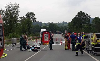 Die Feuerwehr Warburg ist mit zahlreichen Kräften vor Ort auf der B 252. - Simone Flörke