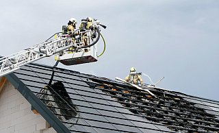 Mit zwei Drehleitern bekämpfte die Paderborner Feuerwehr den Brand von Dachstuhl und PV-Anlage bei einem Neubau am Österreicher Weg. - Ralph Meyer