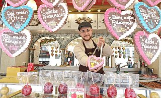 Jeffrey Labudda verkauft am Mandelstand am Rathaus Lebkuchenherzen, Gebrannte Mandeln und Schokofrüchte. - Svenja Ludwig