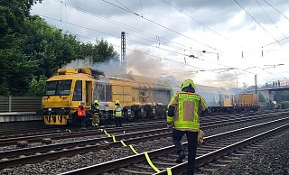 Ein Instandsetzungszug geriet am Samstag auf der Nordbahnstrecke in Bad Oeynhausen in Brand. - Stefan Flaig
