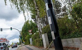 Der Blitzer an der Grundschule in Herringhausen. Ein ähnliches Gerät könnte wohl auch in der Innenstadt aufgebaut werden - doch bis dahin stehen noch wichtige Entscheidungen an. - Ralf Bittner
