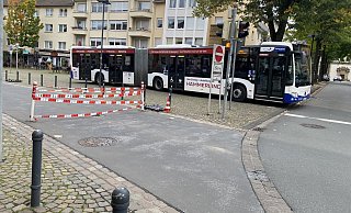 Da der Bereich des beschädigten Pollers am Freitagvormittag noch abgesperrt ist, müssen Linienbusse einen Schwenk über den Platz an der alten Synagoge machen. - Marc Schröder