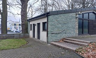 Auf dem Friedhof in Delbrück gibt es eine öffentliche Toilette, die allerdings nur bei Beerdigungen geöffnet ist. Das soll sich nun ändern. - Regina Brucksch