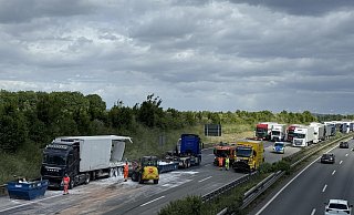 Die Bergungs- und Aufräumarbeiten wegen des schweren Lkw-Unfalls auf der A2 zwischen Bielefeld und Herford dauerten mehrere Stunden. - Paul Brinkmann Die Bergungs- und Aufräumarbeiten wegen des schweren Lkw-Unfalls auf der A2 zwischen Bielefeld und Herford dauerten mehrere Stunden. - Paul Brinkmann