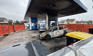 An der Aral-Tankstelle am Nordring in Gütersloh ist im Oktober 2024 ein Auto abgebrannt. Die Polizei findet eine tote Frau. Jetzt gibt es eine Wendung in dem Fall. - Wolfgang Wotke