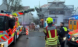 Die Drehleiter der Paderborner Feuerwehr wird in Stellung gebracht. Später muss der Verletzte dann doch einen anderen Weg nehmen. - Ralph Meyer