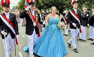 Das junge Königspaar wurde beim Abholen an der Königsresidenz mit begeistertem Jubel empfangen. Pia Nölleke trug beim Festumzug ein glitzernderes Traumkleid in Türkis. - Carola Drabon