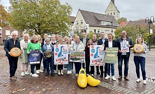Die Vorfreude auf das Martini-Jubiläumsfest in Salzkotten ist groß bei allen Beteiligten. Mindestens so groß wie die gelben Holzschuhe. - Carola Drabon