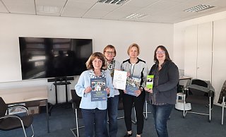 Mentale Gesundheit stärken: Martina Delker-Brenneker, Susanne Heinemeyer (beide Abteilung Gesundheitsvorsorge Kreis Höxter), Silke Nöller und Brigitte Schönheit (beide Projekt „Verrückt? Na und!“ Nordrhein-Westfalen) bringen eine Regionalgruppe zur Unterstützung der psychischen Gesundheit junger Menschen für den Kreis Höxter auf den Weg. - Kreis Höxter