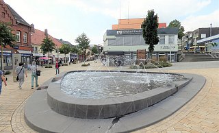 Der Leonardo-Brunnen in der Innenstadt ist der Startpunkt der Fußgängerzone in Bad Driburg. Auch die Kurstadt hat mit Leerständen zu kämpfen. - Stadt Bad Driburg Der Leonardo-Brunnen in der Innenstadt ist der Startpunkt der Fußgängerzone in Bad Driburg. Auch die Kurstadt hat mit Leerständen zu kämpfen. - Stadt Bad Driburg