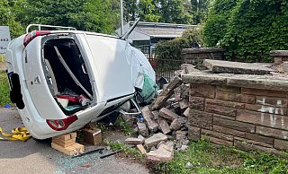 Das Auto der 30-Jährigen fuhr gegen eine Mauer. - Feuerwehr Bad Oeynhausen