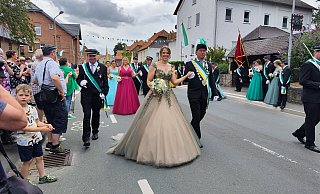 Die Dösseler feierten ihr Königspaar Christoph und Anna Michels. - Nicole Kuper