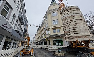 Die Pflasterarbeiten haben die Klosterstraße noch immer voll in Beschlag genommen. Eigentlich sollten sie im November fertig werden. - Ulf Hanke