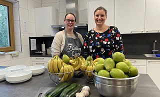 Kita-Köchin Viktoria Knippenberg (v. l.) und Einrichtungsleiterin Nicole Zörner legen großen Wert auf eine gesunde und umweltbewusste Ernährung in der Kindertagesstätte. - Shannon-Lee Bendig