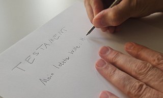 Der letzte Wille führt zwischen potentiellen Erben häufig zu Streit. Ein Streit unter Brüdern hat nun das Landgericht Detmold und später auch das Oberlandesgericht in Hamm beschäftigt. - Janet König