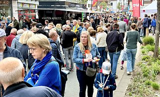Zahlreich strömten Besucherinnen und Besucher am Sonntag zum Sälzerfest in die Innenstadt Salzkottens. - Carola Drabon