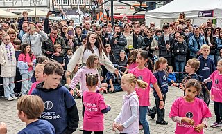 Zu den Tanzvorführungen ist der Marktplatz in Höxter rappelvoll. - Burkhard Battran