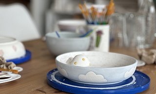 Keramik zu bemalen ist zu einem neuen Trend geworden. - Symbolbild: Danielle Dörsing