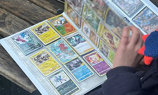 Nicht nur Kinder blättern in ihren Sammelalben für Pokémon-Karten. Insbesondere Erwachsene geben für seltene Sammlerstücke hohe Summen aus. - Symbolfoto: dpa/Stefanie Rex