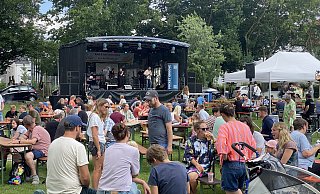 Viele Besucher genießen das Wochenendprogramm mit Freunden, Familie und Nachbarn. - Julia Spiekerkötter