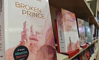 Book-Tok-Romane bestechen mit aufwendiger Optik und richten sich vor allem an ein jüngeres Publikum. Die Stadtbücherei Höxter hat viele im Programm. - Svenja Ludwig