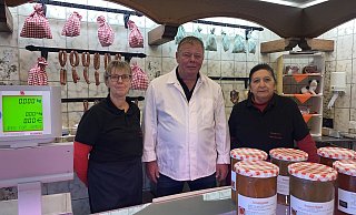 Ulrich Berenbrinker und seine beiden Mitarbeiterinnen Angelika Volkwein (l.) und Edith Pacheco schließen die Fleischerei im Kreis Gütersloh in Kürze für immer ab. - Neue Westfälische