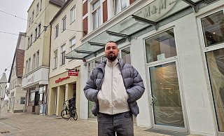 Justin Burkert hat sich bewusst für die Gastronomie entschieden und schätzt seine Heimatstadt. - Ilja Regier