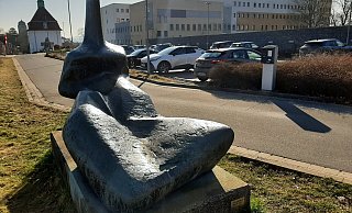 Skulptur in Warburg: „Die Liegende“ des bekannten Dalhausener Künstlers Karl Josef Dierkes auf dem Klinikgelände. - Dieter Scholz