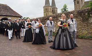 Der große Festumzug am Sonntag fiel für die Schützen aus Born-Münsterbrock ins Wasser, den kurzen Zug ins Festzelt führte standesgemäß das Königspaar David und Elisabeth Hensel an. - Josef Köhne