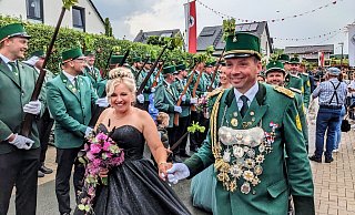Prachtvoller Festumzug in Alhausen für das Königspaar Timo und Katja Brockhagen. - Burkhard Battran