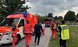 Feuerwehr, Polizei und Rettungsdienst waren mit zahlreichen Fahrzeugen am Obersee erschienen. - Paul Brinkmann