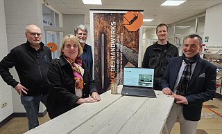 Freuen sich über die neue Kooperation beim Projekt "Das Handwerk kommt in die Schulen": Wolfgang Jürgens (v. l.), Martina Hannen, Michael Hafner, Ausbilder Jan-Erik Dörgeloh und Martin Meyer. - Alexandra Stratmeier